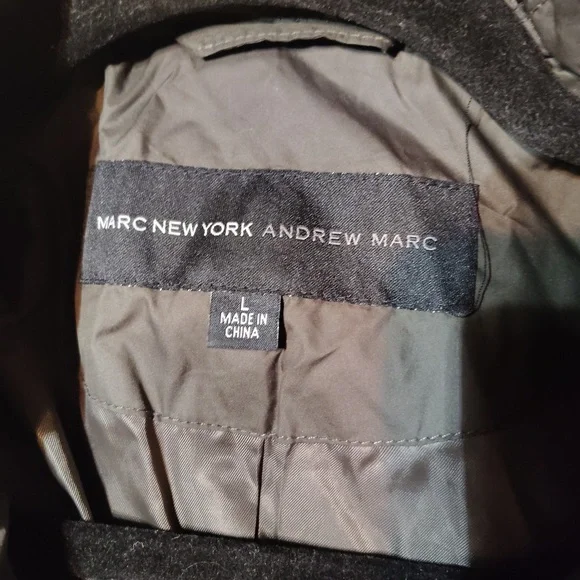 Elegant Black Quilted Women's Jacket - Picture 2 of 3